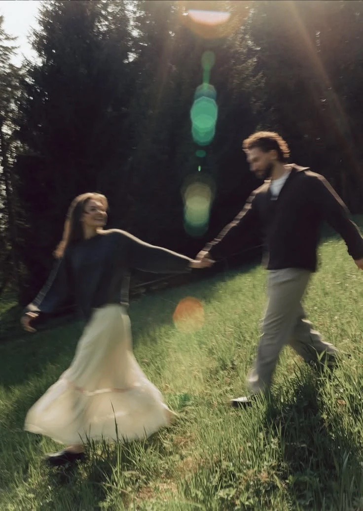 Sofía y Javier de la mano corriendo por un prado